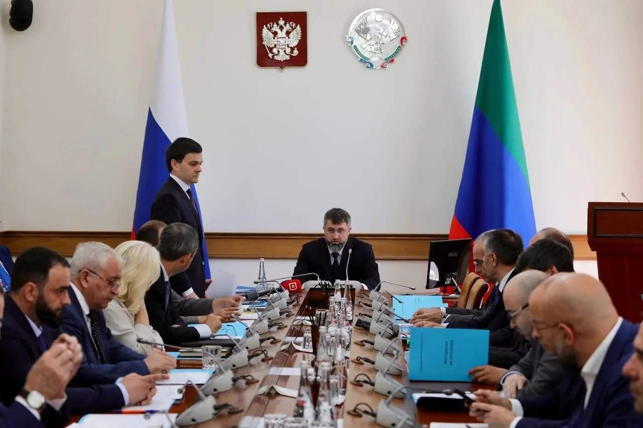 Премьер-министр Дагестана представил составу Правительства новых руководителей